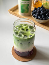 Blaubeer Matcha Latte