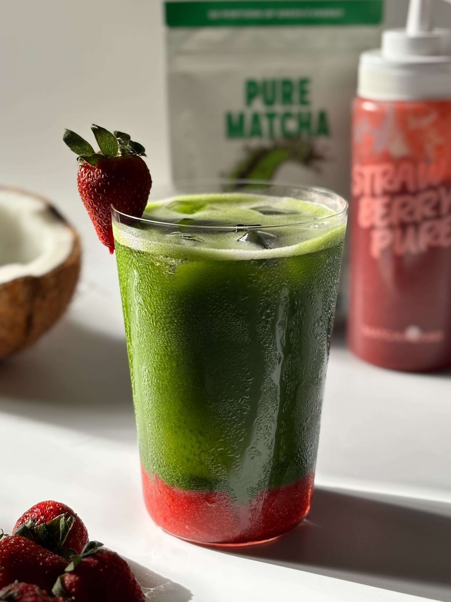 Iced Kokoswasser-Matcha mit Erdbeerpüree - MatchaLand