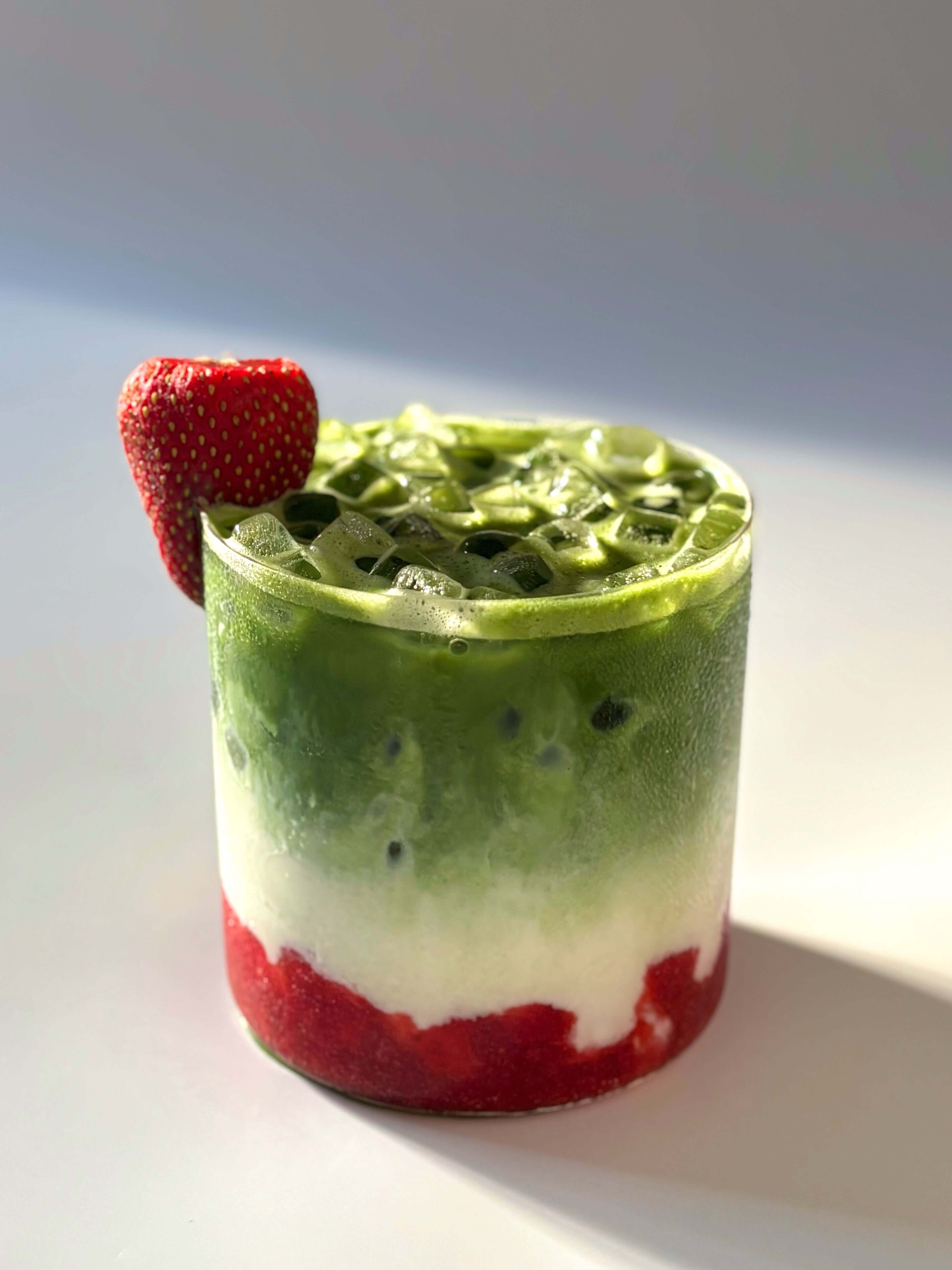 Strawberry Matcha Latte (mit Erdbeerpüree)