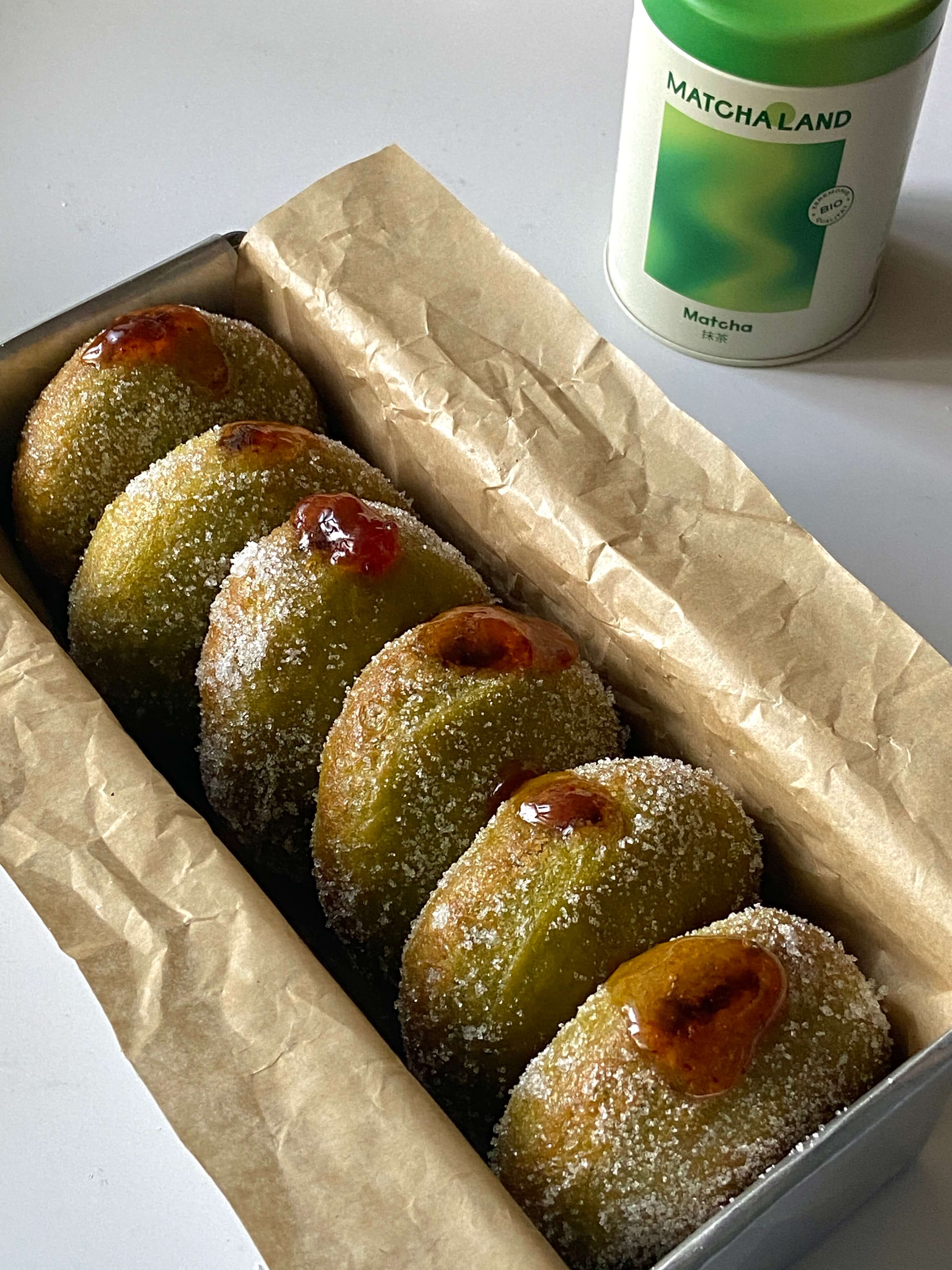 Matcha Berliner mit Erdbeer-Konfitüre