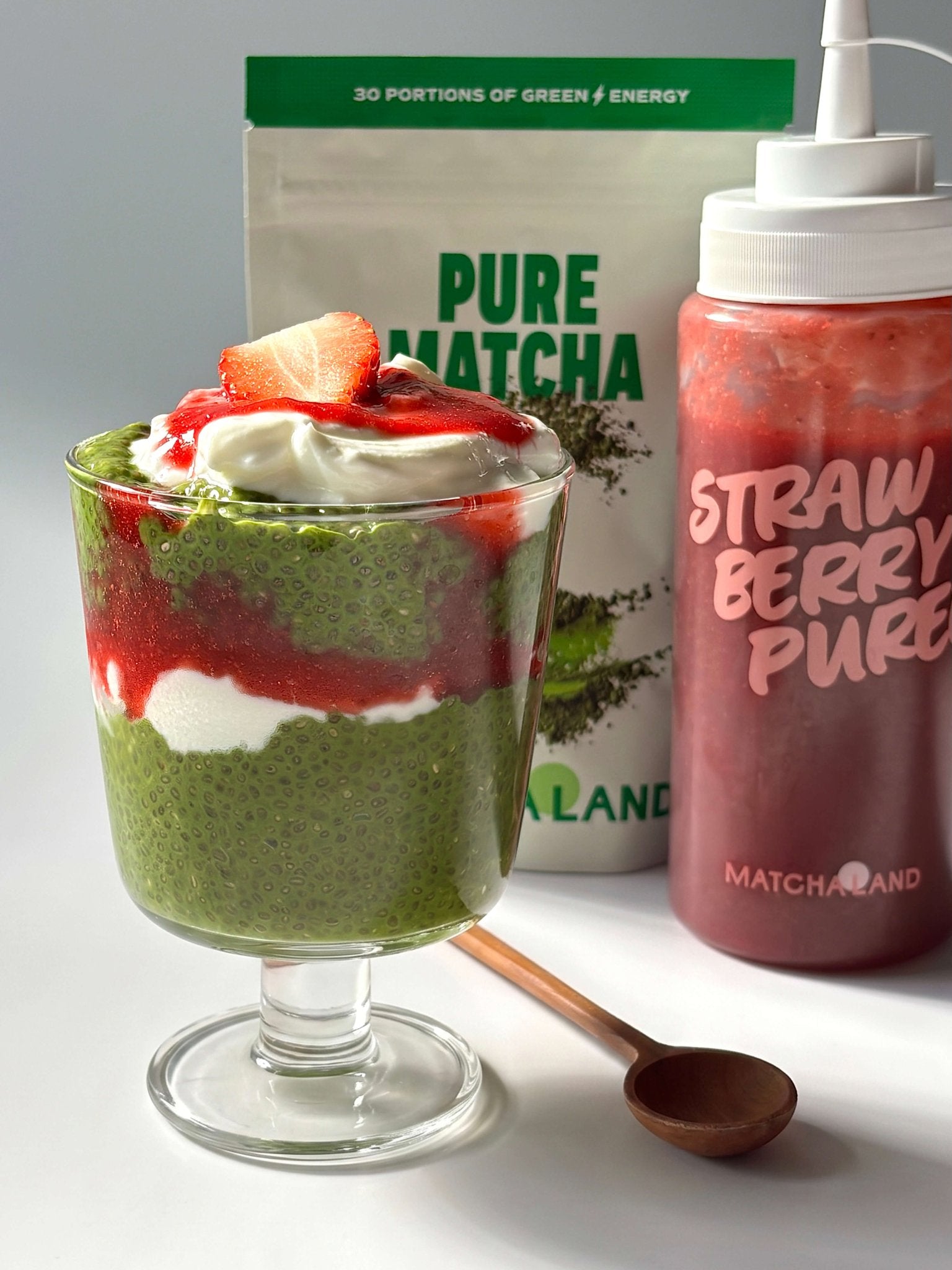 Matcha Chia Pudding mit Erdbeerpüree - MatchaLand