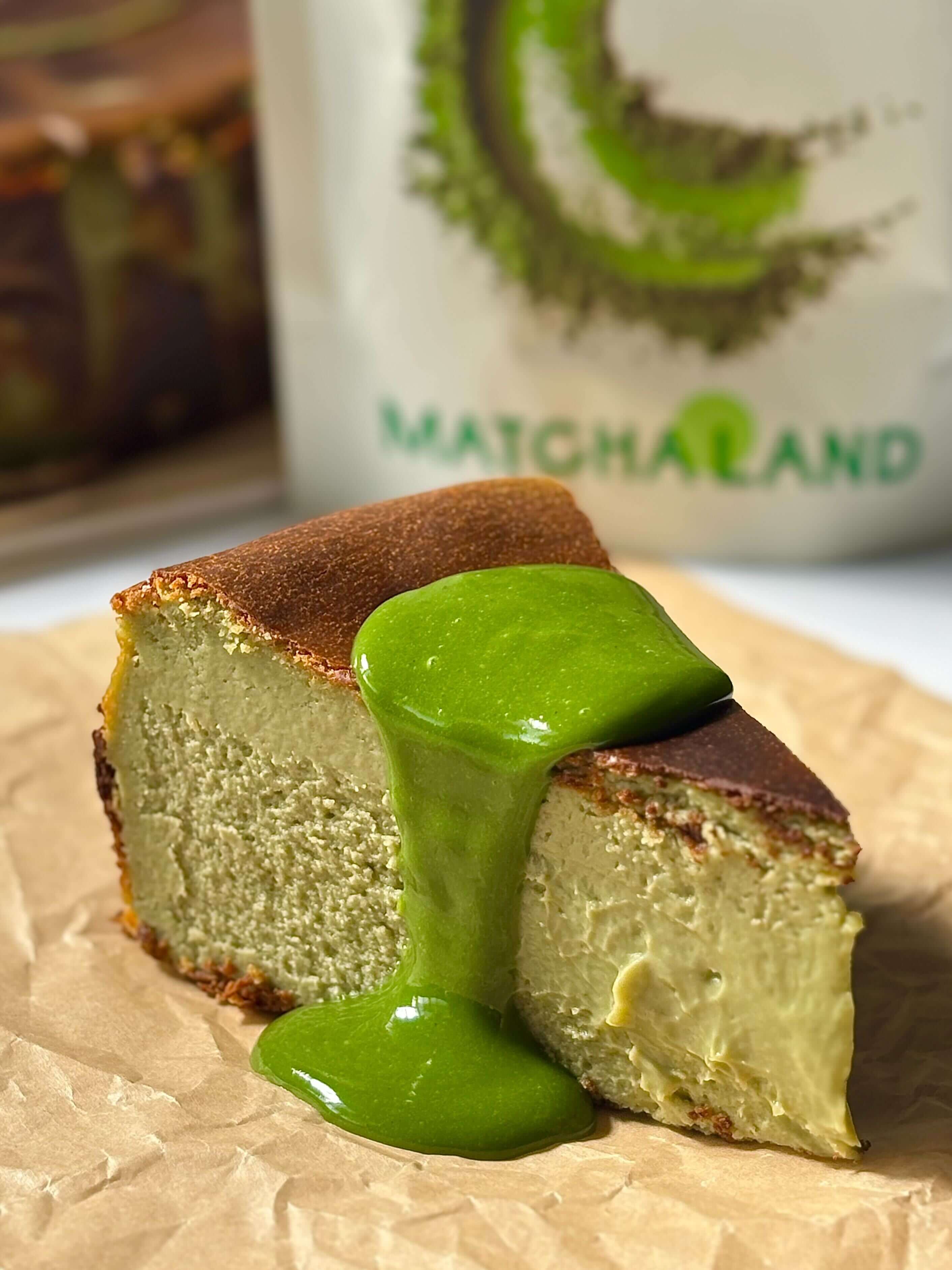 Matcha Basque Cheesecake mit Sauce aus Matcha und weisser Schokolade