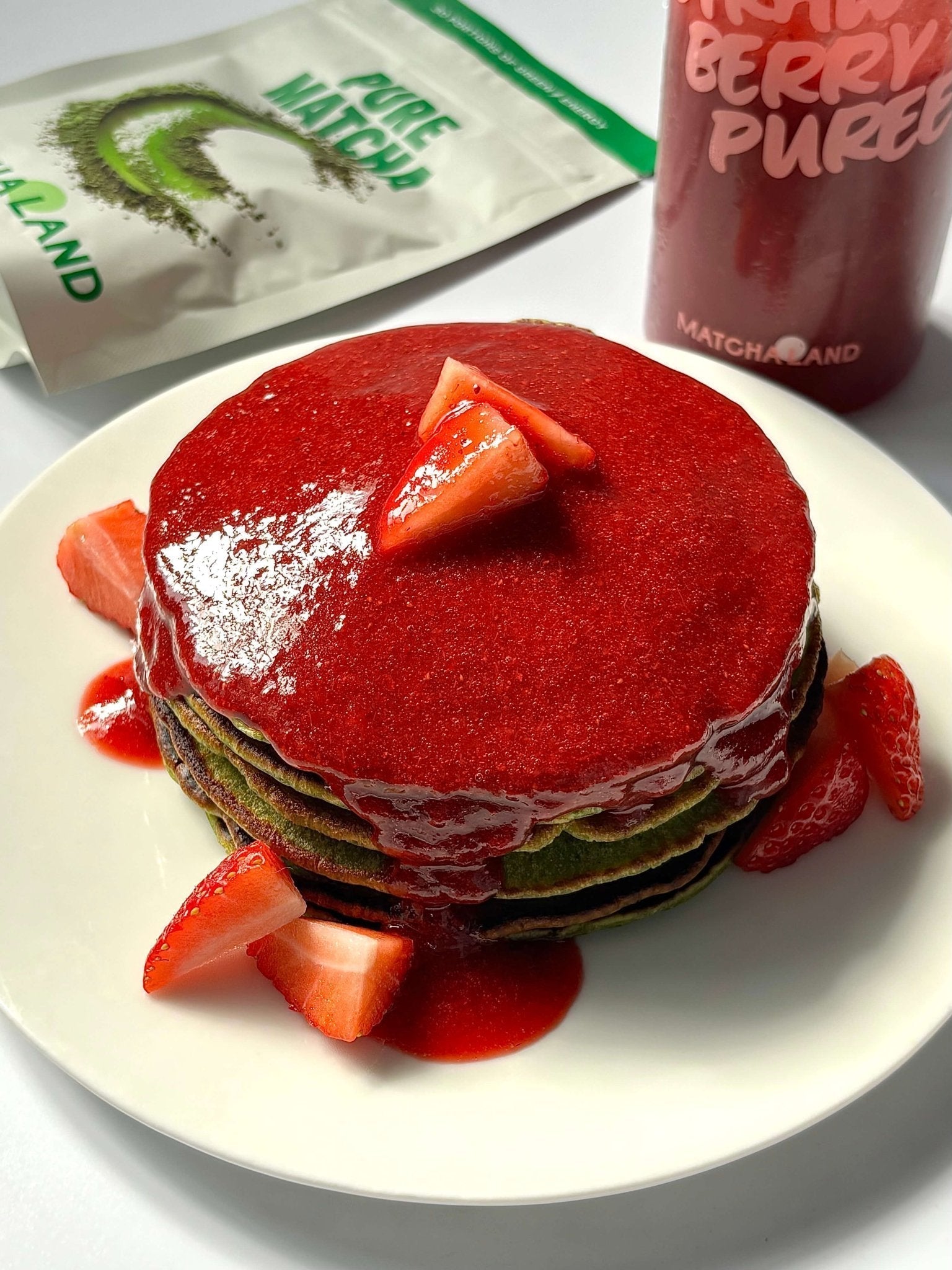 Matcha Pancakes mit Erdbeerpüree - MatchaLand
